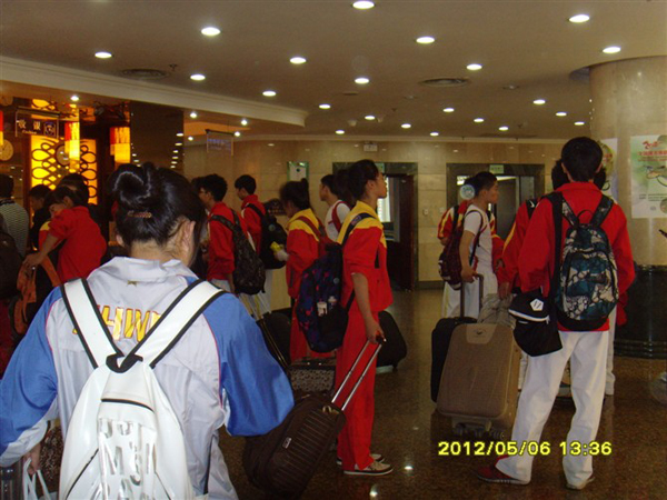 学员们到达酒店准备参加全国健美操联赛威海站比赛