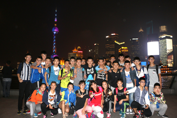 2014年全国健美操联赛(第四站) 上海站比赛期间，组织参赛队员游览上海外滩。