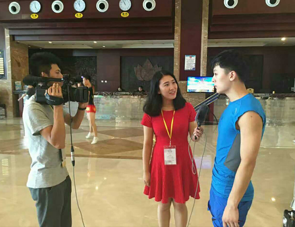 2016年鸿成健美操队员接受全国锦标赛采访